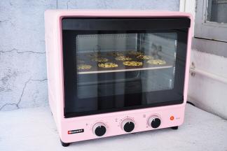 然后再放入预热好的烤箱，上下火150度，中层15分钟