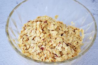 用刮刀翻拌均匀