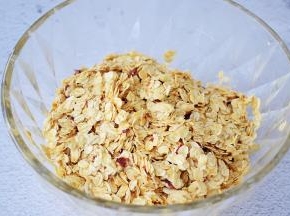 用刮刀翻拌均匀