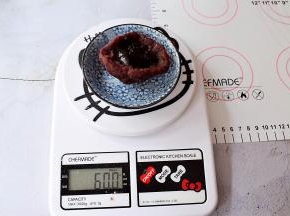 面团醒发时间来制作馅料，把馅料做出杯的形状，然后把巧克力流心馅挤入，大概为10克左右，加上豆沙馅料共为60克