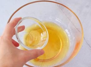 转化糖浆加入枧水，用手动打蛋器搅拌均匀