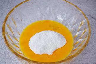 鸡蛋加入糖粉，用手动打蛋器搅拌均匀