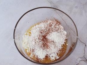 筛入中筋面粉和可可粉，用刮刀拌匀，再用手揉成光滑的面团