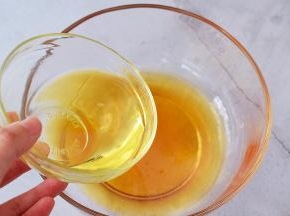 加入花生油，继续用手动打蛋器搅拌均匀