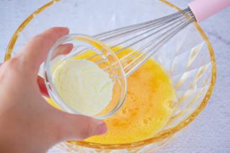 加入淳璀有机幼儿配方奶粉（3段），继续用打蛋器搅拌均匀