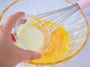 加入淳璀有机幼儿配方奶粉（3段），继续用打蛋器搅拌均匀