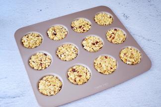 舀一勺燕麦放入学厨模具中，压平