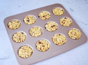 舀一勺燕麦放入学厨模具中，压平