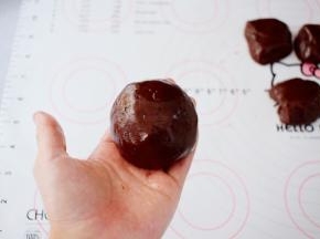 利用虎口慢慢往上推，收紧收口再揉成光滑的圆球状