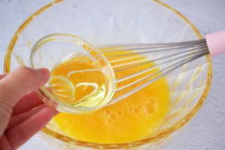 加入玉米油，继续用打蛋器搅拌均匀