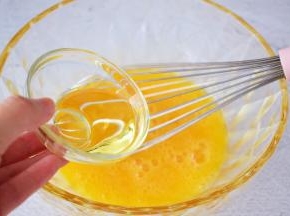 加入玉米油，继续用打蛋器搅拌均匀