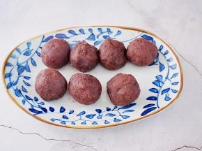 再收口捏紧，搓圆放入冰箱冷藏备用