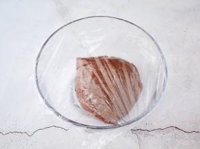 盖上保鲜膜，室温醒发1-2小时