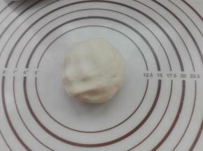 再来制作油酥面团：将所有油酥食材混合成无干粉，可以成团，用保鲜膜包裹好醒发20分钟。