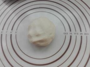 再来制作油酥面团：将所有油酥食材混合成无干粉，可以成团，用保鲜膜包裹好醒发20分钟。