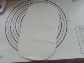 用擀面杖将其擀成长方形