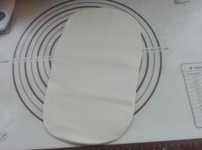 用擀面杖将其擀成长方形