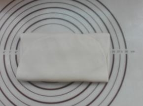 进行三折，盖好保鲜膜醒发10分钟