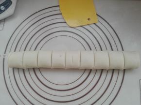 最后再将其擀成长方形薄片，将其卷起来，均等的将其分成9份，盖好保鲜膜醒发10分钟