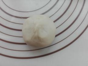 利用虎口包法，将其馅料包裹好，捏紧收口