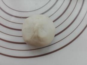 利用虎口包法，将其馅料包裹好，捏紧收口