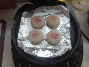 电饼铛进行预热，设置下火功能，将预热好的电饼铛底盘铺上锡纸，将其饼胚放在锡纸上面