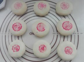 依次在饼胚上面盖上印章