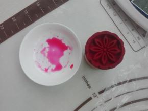 准备红色食用包素一滴，倒入几滴水，同时准备好印花模具（没有可以忽略），这一步仅做一个装饰