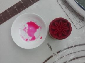 准备红色食用包素一滴，倒入几滴水，同时准备好印花模具（没有可以忽略），这一步仅做一个装饰