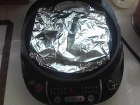 然后将饼胚上面再盖上锡纸