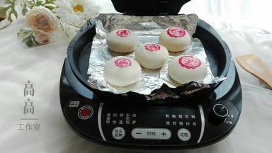 如果为了更美，可以上下锡纸多包裹一下，然后制作过程中，不要盖上盖子，我盖的是平时家里蒸锅用的盖子，这样就可以保持表面没有压痕，而且外观更加漂亮了哈