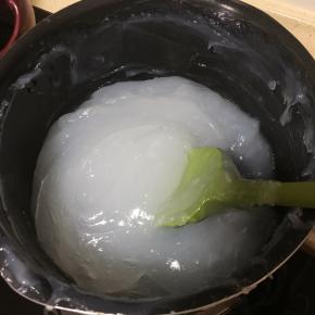 锅里加入800g水烧热，倒入搅拌好的淀粉糊，开小火，边倒边搅拌至粘稠。