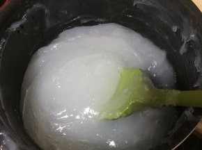 锅里加入800g水烧热，倒入搅拌好的淀粉糊，开小火，边倒边搅拌至粘稠。