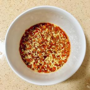 烧热锅热油，倒入装有白芝麻和辣椒粉的碗里，静置2小时让其风味更佳。