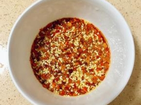 烧热锅热油，倒入装有白芝麻和辣椒粉的碗里，静置2小时让其风味更佳。