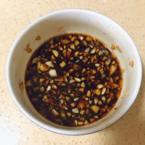 将所有调料调成汁。