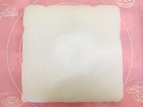 取出冷藏好的凉粉。