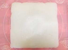 取出冷藏好的凉粉。