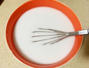 取200g豌豆淀粉放入盆里，加入400g水搅拌均匀，备用。