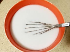 取200g豌豆淀粉放入盆里，加入400g水搅拌均匀，备用。