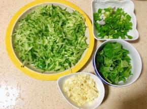 黄瓜切丝，切好葱花和香菜。