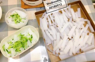 取一大碗，碗底放入黄瓜丝，然后放入切好的凉粉，倒入调好的料汁、油炸花生米、榨菜，撒上葱花和香菜即可。