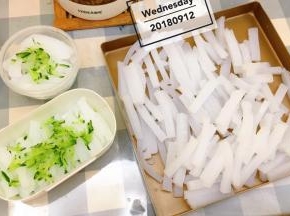 取一大碗，碗底放入黄瓜丝，然后放入切好的凉粉，倒入调好的料汁、油炸花生米、榨菜，撒上葱花和香菜即可。