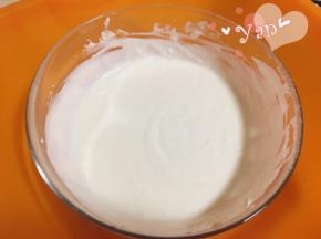 加入酸奶，继续搅打至完全融合细腻光滑的状态。