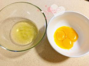 粉色蛋糕片做法：
四个鸡蛋分离蛋黄蛋清至无油无水的盆里，蛋白放冰箱冷藏备用。