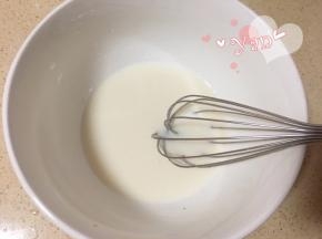 玉米油+牛奶，用蛋抽搅拌均匀。