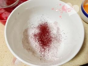 加入过筛好的低粉和红曲粉，