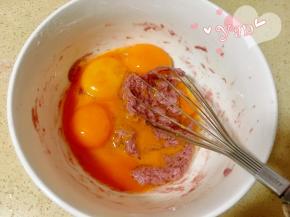 再加入蛋黄搅拌均匀。