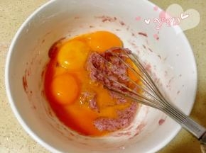 再加入蛋黄搅拌均匀。