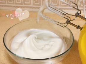 蛋清+糖打发至提起打蛋头有长弯钩即可。